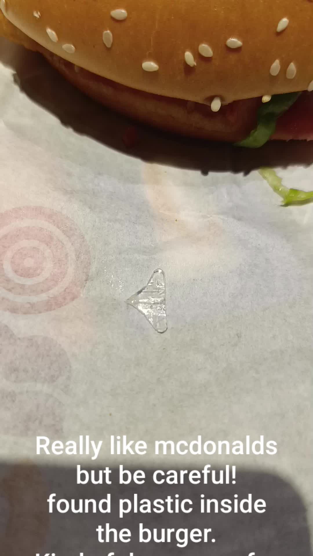 plastico no hamburguer mcdonalds