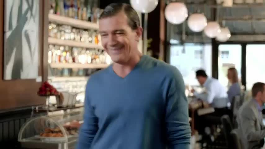HAHAHAHAHA!!! Funny antonio banderas breaking up with donut!!!