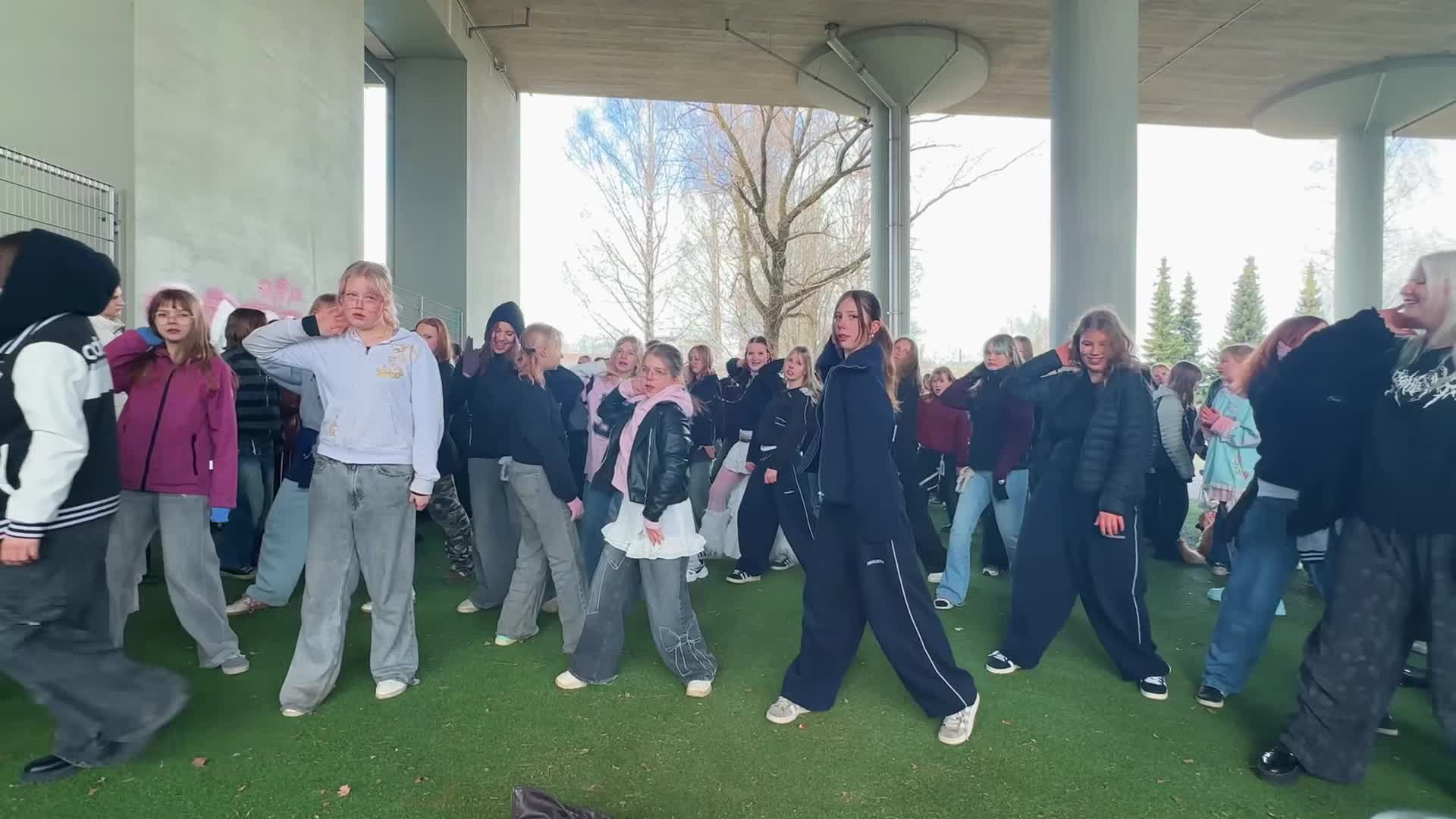 [RPD IN PUBLIC] - KPOP RANDOM PLAY DANCE IN TAMPERE, FINLAND [랜덤플레이댄스] [TRUE BLUE]_4_