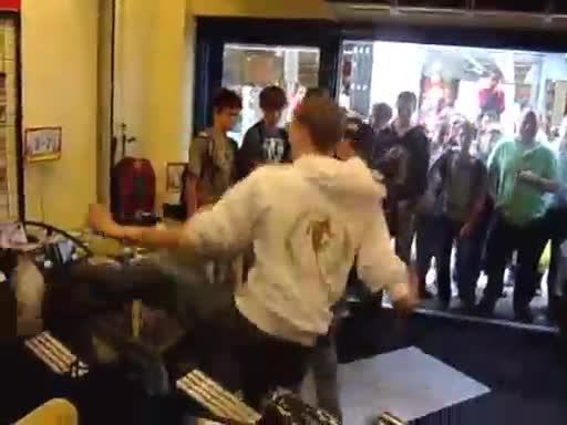 Jumpen @ Freerecordshop Tilburg - patrickjumpen (384p) Jumpen @ Freerecordshop Tilburg - patrickjumpen (384p)