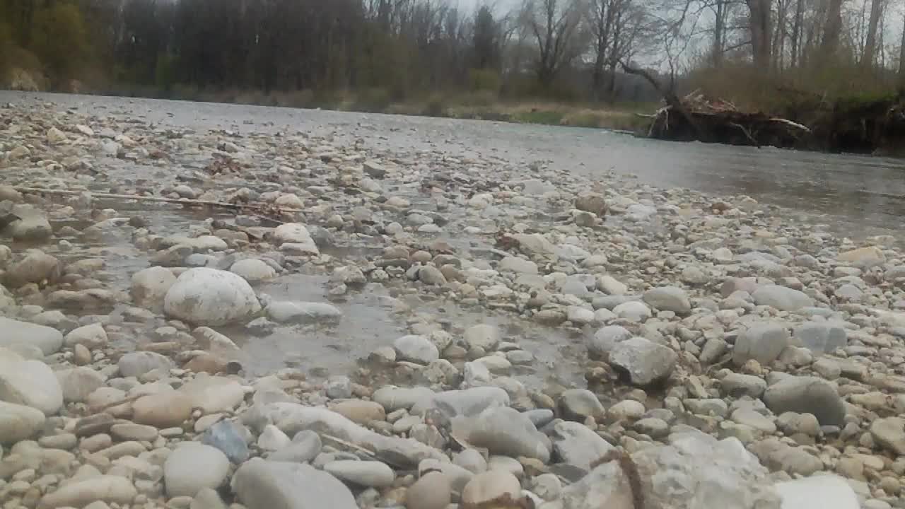 ASMR: Sanfte Flussgeräusche zur Entspannung und zum Einschlafen