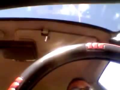 Viejita enojada en taxi