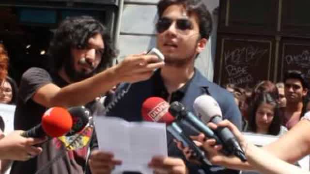 Karma eğitimin bittigini protesto eden ögrenciler (Porcay Icerir)