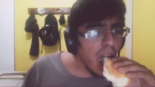 Bronce V habla puras weas mientras come queso azul