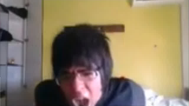 Bronce V golpea a sus papás y revela información personal