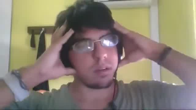 Bronce V llorando por puras weas y tocando la guitarra