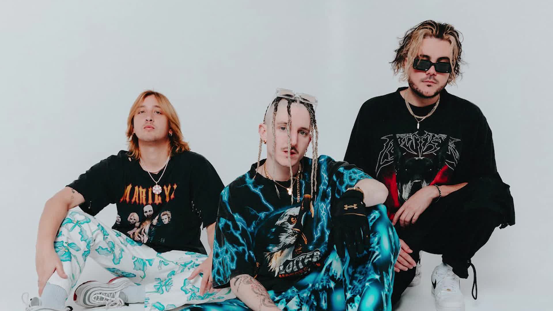 Chase Atlantic - Swim / Friends (with PERFECT transition) Chase Atlantic - Swim / Friends (with PERFECT transition)