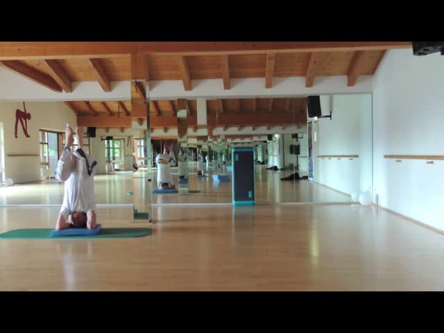 Headstand with balance pad Headstand with balance pad
