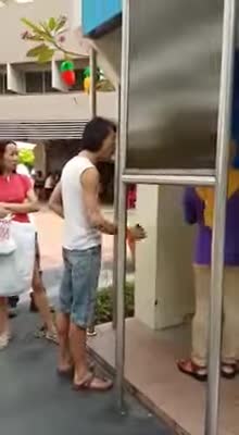 Singapore racist man yelling racist remarks during ATM queue