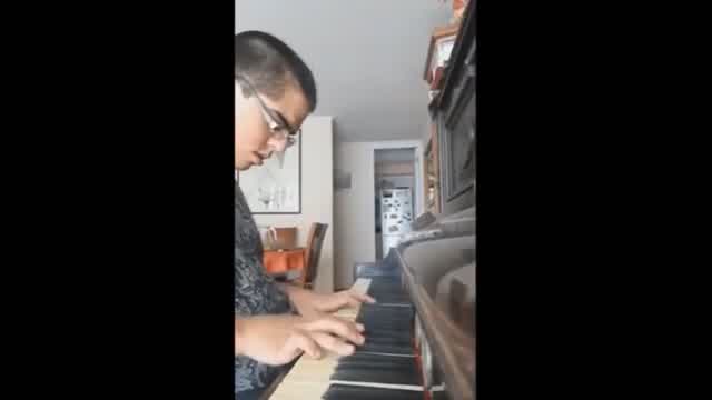 Bronce V tocando piano 2