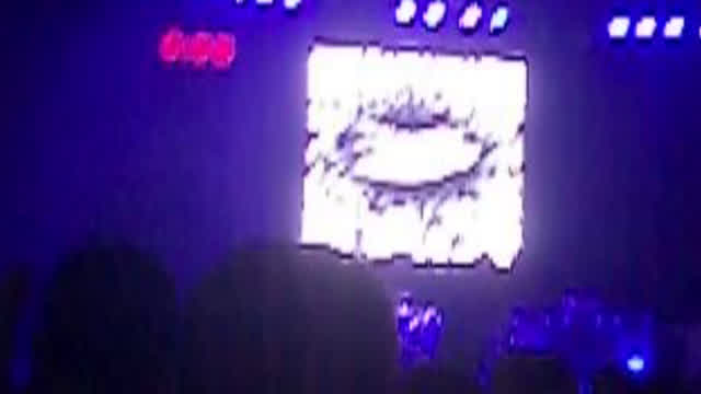 Limp Bizkit trolls the crowd Limp Bizkit trolls the crowd