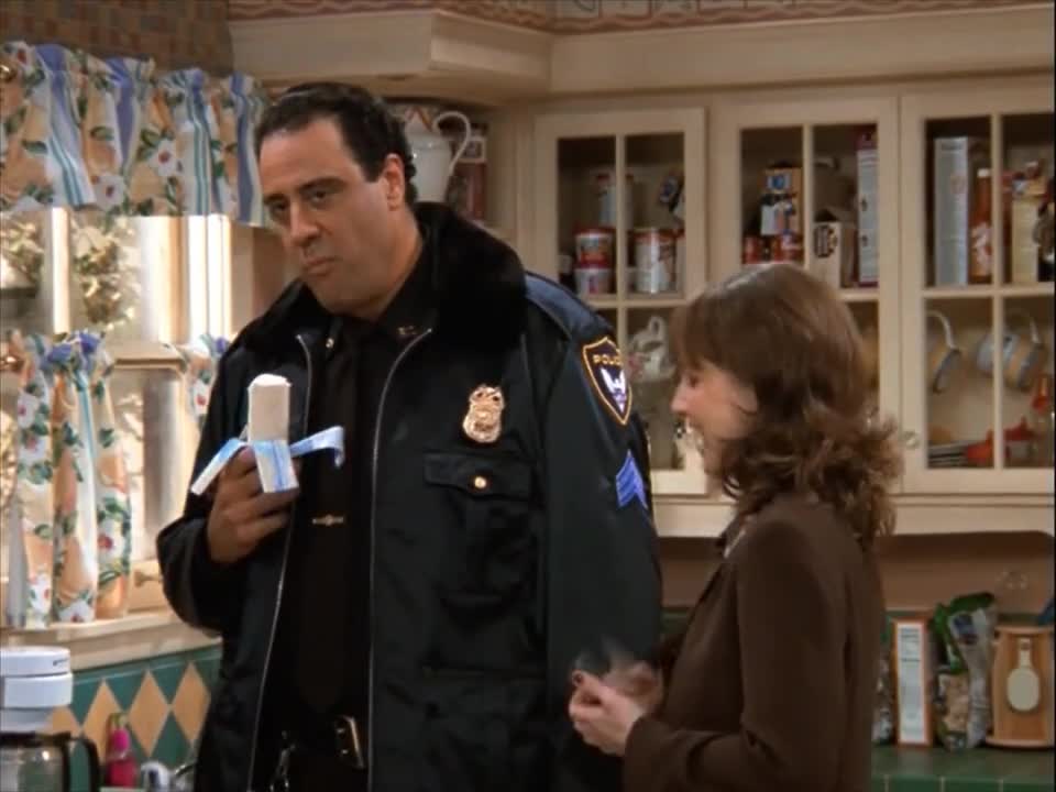 Everybody Loves Raymond S01E14 Who's Handsome