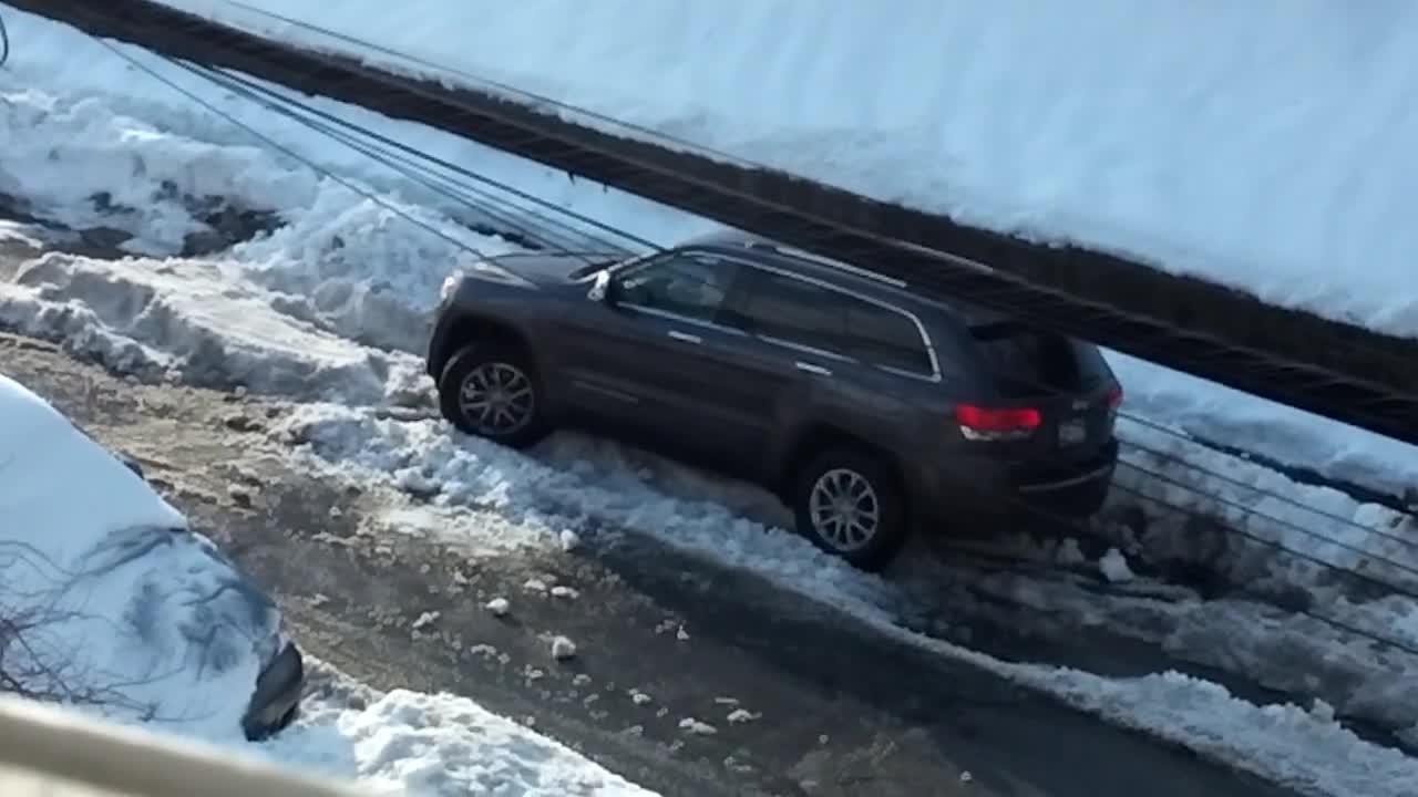 White boy got stuck in snow 😭😭😭