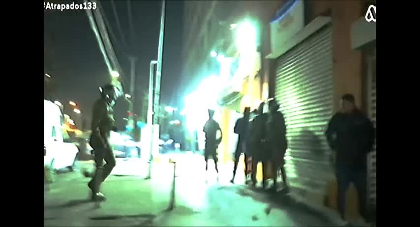 Los Carabineros creyendose Superheroes - Reportaje: arresto en el barrio caracas