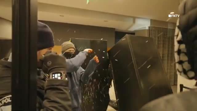 Manifestantes invadem hotel Constrangimento de Immigração e Fronteira