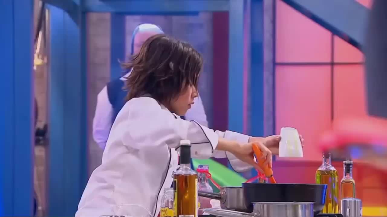 La subnormal de rebekah se quema con diferentes sonidos