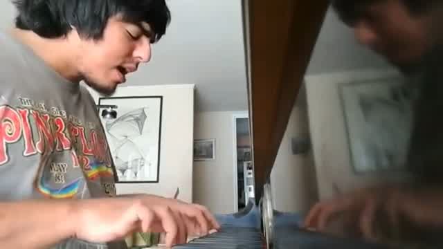 Bronce V tocando piano